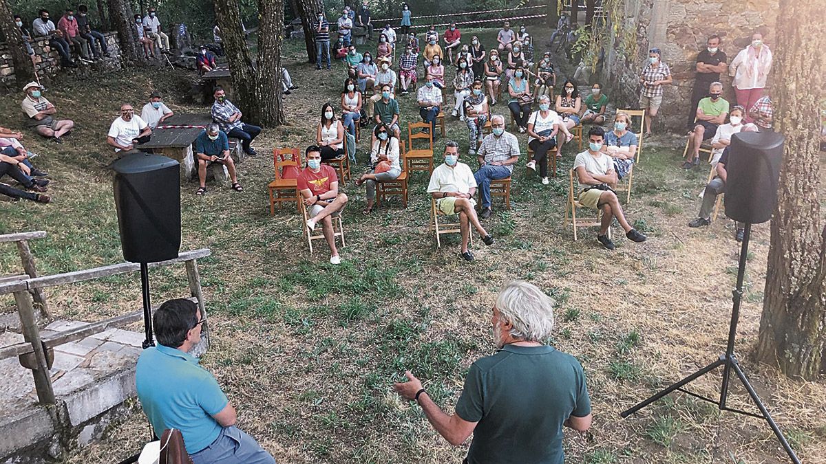 Un momento de la Velada Trashumántica que se celebró este lunes en Salamón a la sombra de su ermita del Roblo. | DAVID RUBIO