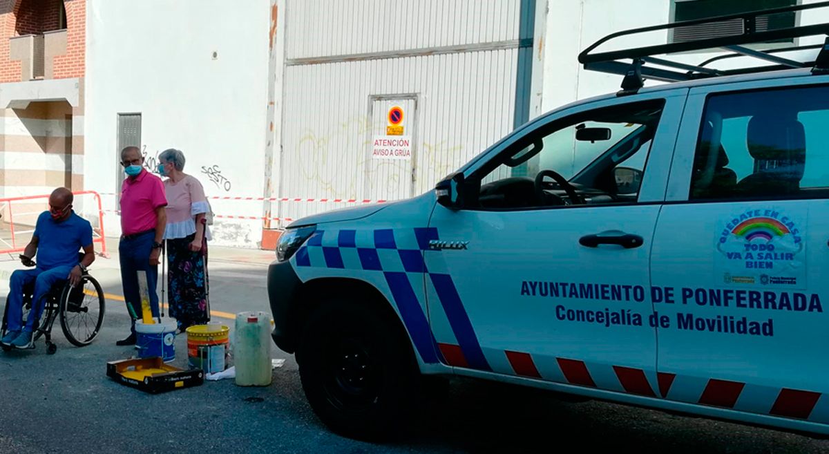 Ponferrada cuenta con una brigada para realizar los rebajes de los pasos de cebra. | M.I.