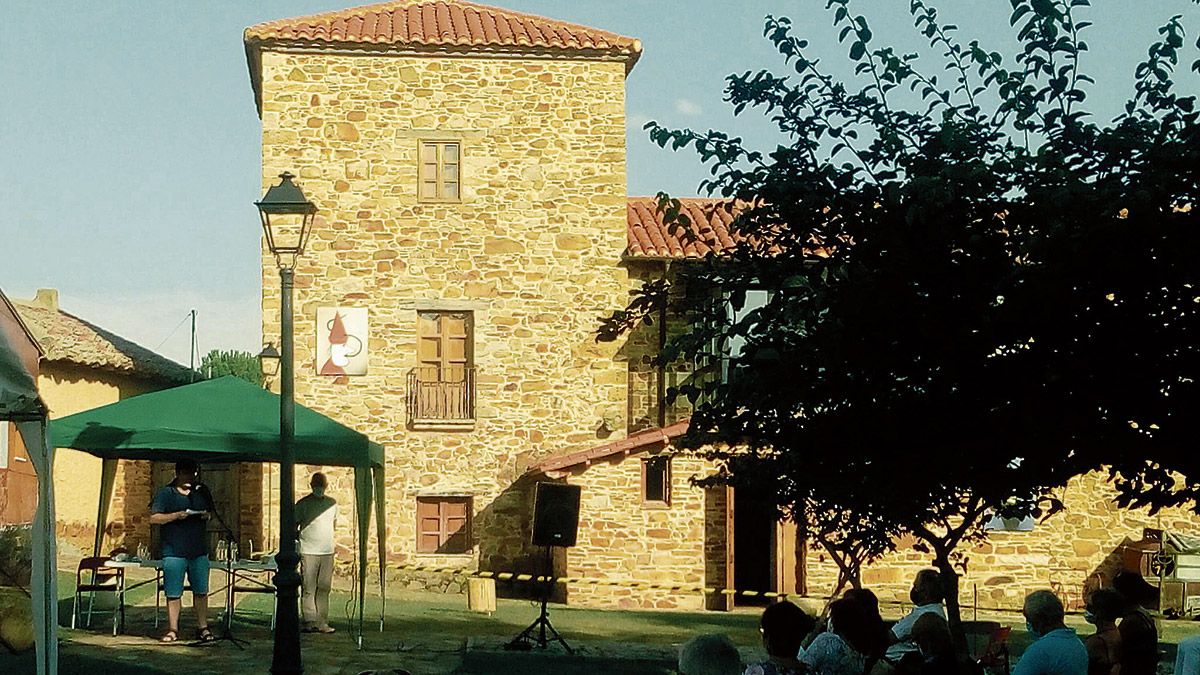 El torreón del Palacio de los Escarpizo, en Otero, presidió una nueva edición de los Versos a Oliegos, la veinte, cuando se cumplen 75 años del éxodo.