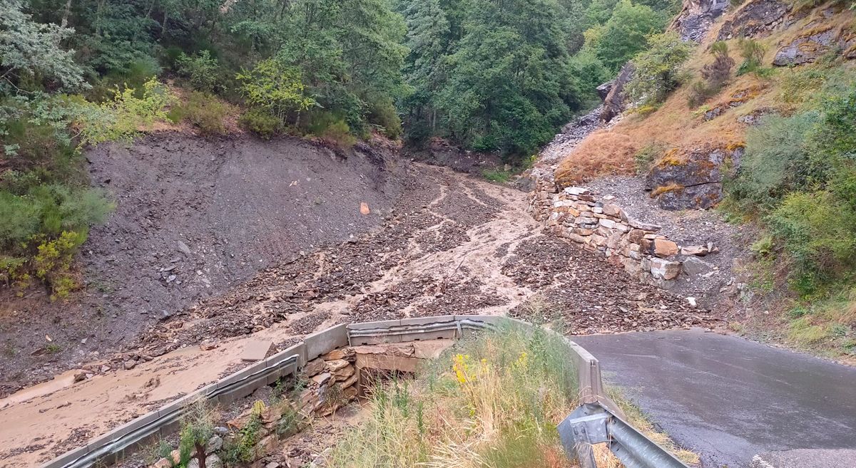 La carretera de Peñalba ha vuelto a quedarse desbordada tras la intensa tormenta. | AYTO. PONFERRADA