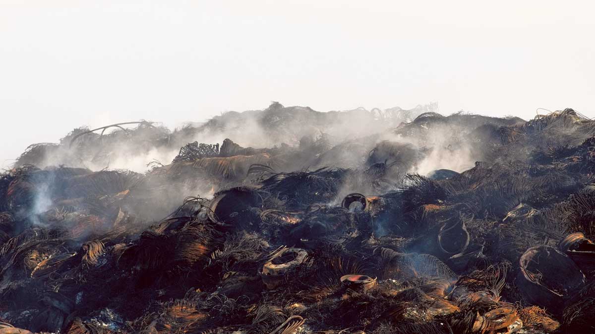 Menor presencia de humo durante el viernes en el incendio de RMD. | DANIEL MARTÍN