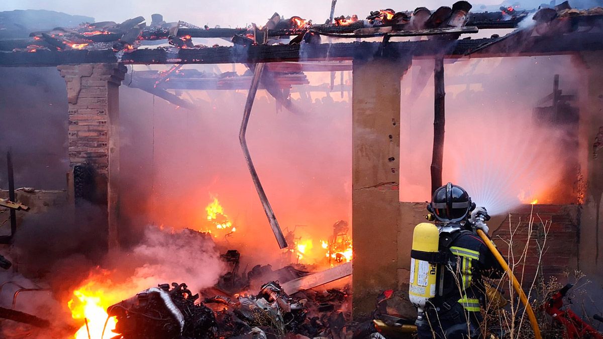 Los bomberos intervinieron en el incendio. | BOMBEROS AYTO. LEÓN