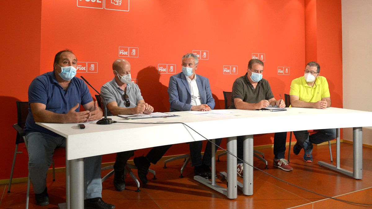 Intervención de Miguel Ángel Fernández, acompañado por Gregorio Alonso, Nicanor Sen, José Fernández y Marino Pérez. | MAURICIO PEÑA