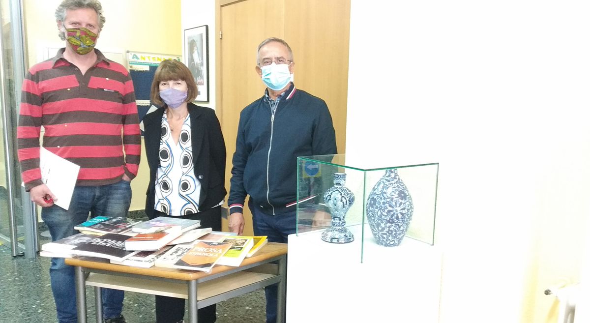 Inauguración de la muestra con los libros donados y las cerámicas que se pueden ver hasta mediados de septiembre. | M.I.