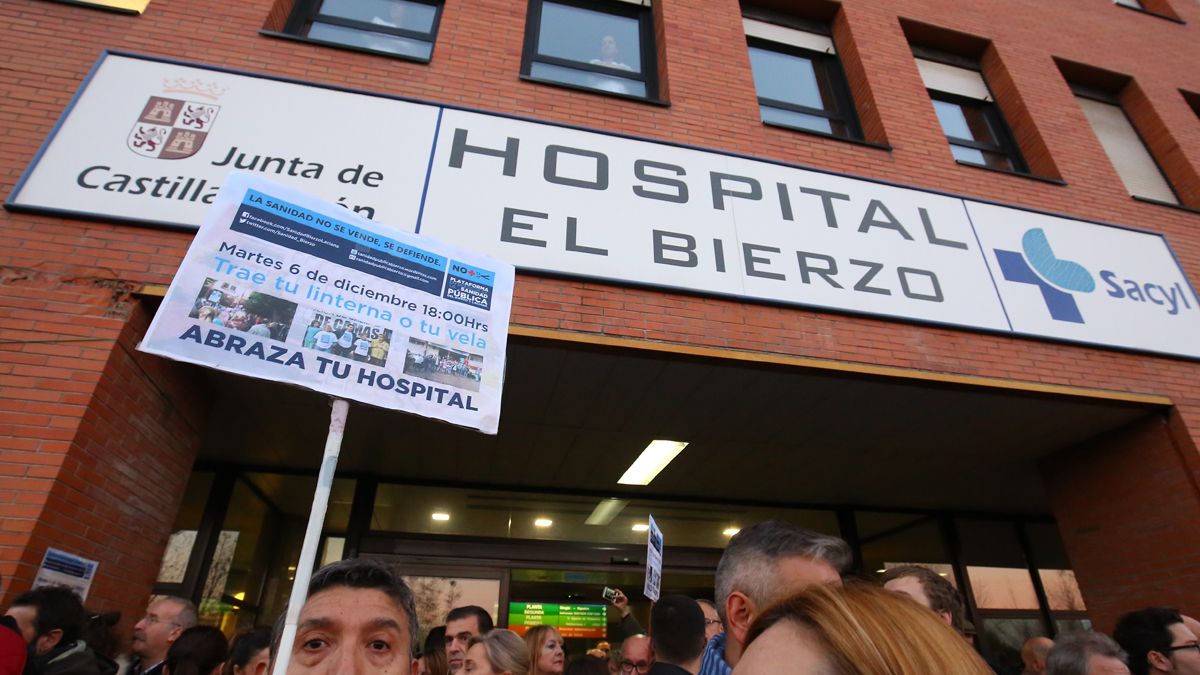 Una de las manifestaciones por la sanidad pública ante el Hospital El Bierzo.