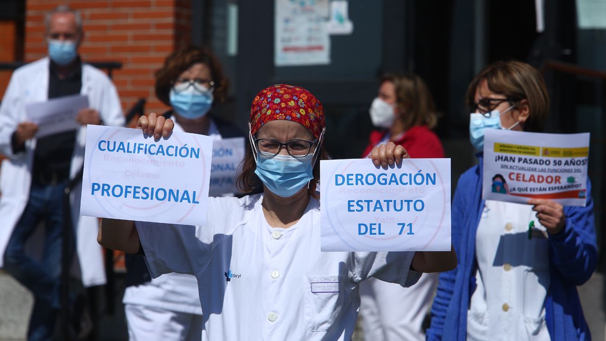 Los celadores se manifestaron por segunda vez ante el Hospital El Bierzo. | ICAL