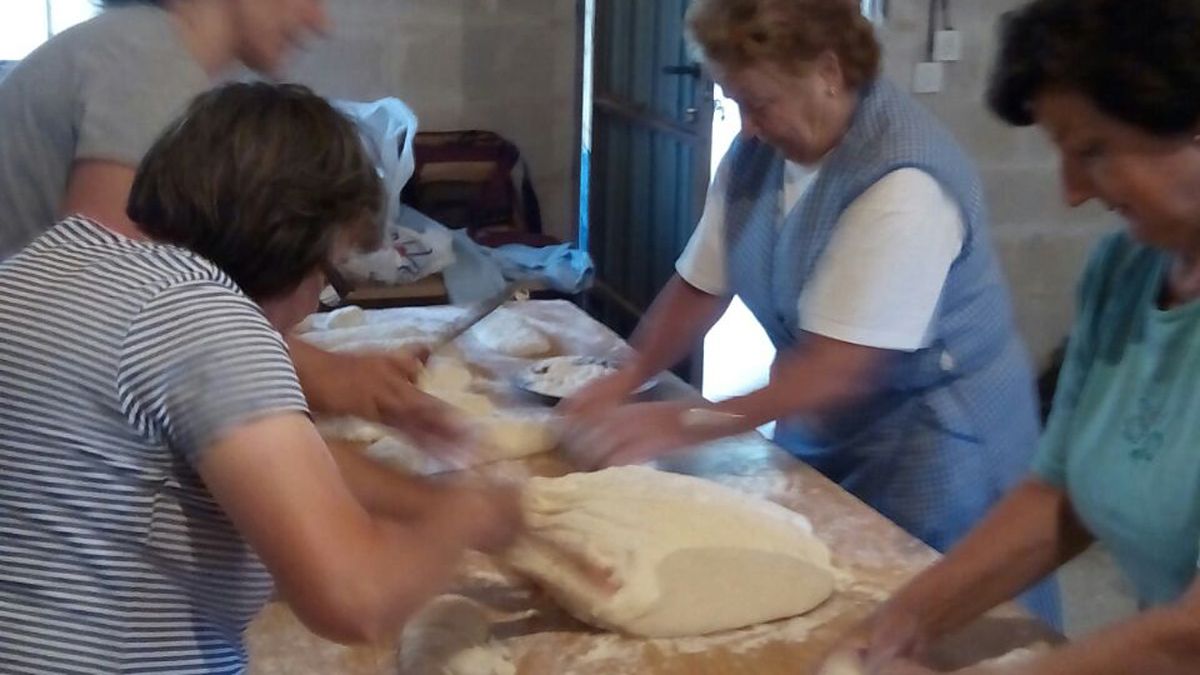 Un grupo de vecinas preparando la masa.