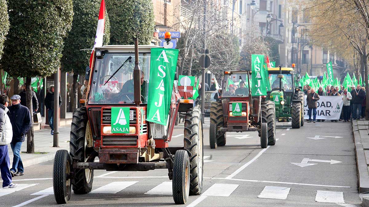 La organización Agraria Asaja acompañando a los Reyes Magos, lleva carbón a la Consejería de Economía de la Junta. | LETICIA PÉREZ (ICAL)