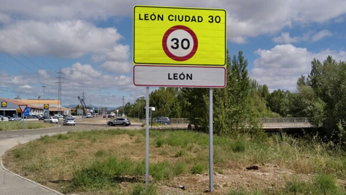 Imagen de una de las señales que advierten de la 'zona 30'. | L.N.C.