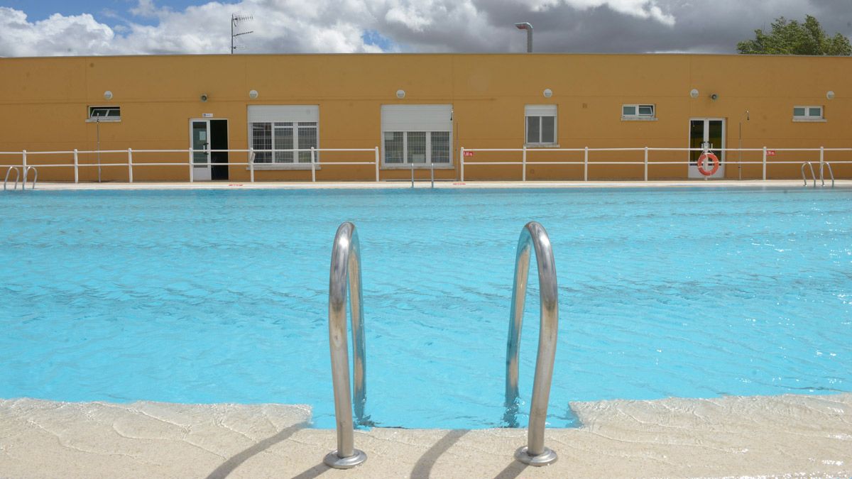 Las piscinas tienen este verano menos afluencia que otros años. | MAURICIO PEÑA