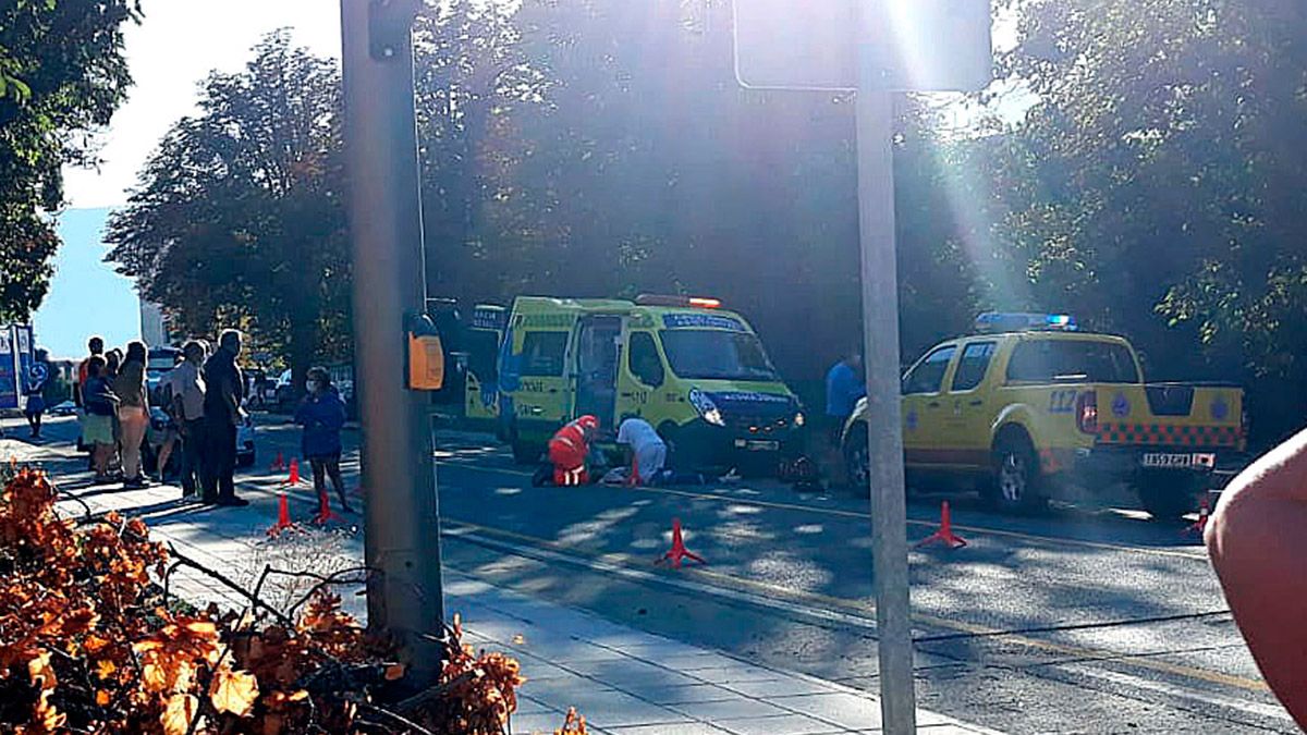 Personal sanitario intentando reanimar a la mujer, de 37 años. | ICAL Personal sanitario intentando reanimar a la mujer, de 37 años. | ICAL