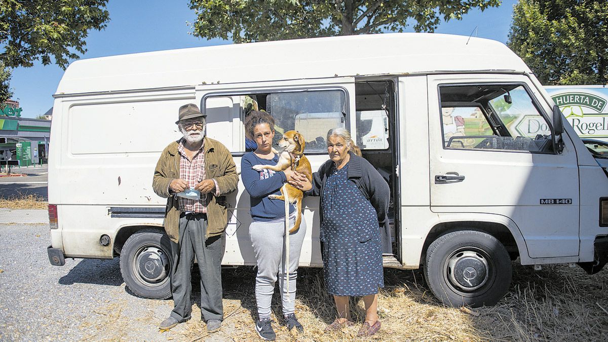 José Luis, Dolores y Yolanda duermen en una furgoneta y hacen vida al aire libre junto a la discoteca Oh! León. | REPORTAJE GRÁFICO: MAURICIO PEÑA