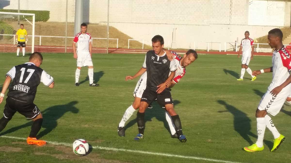 Matador y Hussan presionan la salida de balón del Bembibre durante el amistoso disputado este sábado. :: L.N.C.