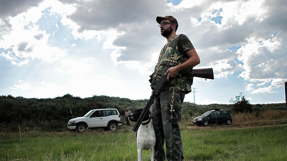 Un cazador en la comarca de la Cepeda este sábado. | ICAL Un cazador en la comarca de la Cepeda este sábado. | ICAL