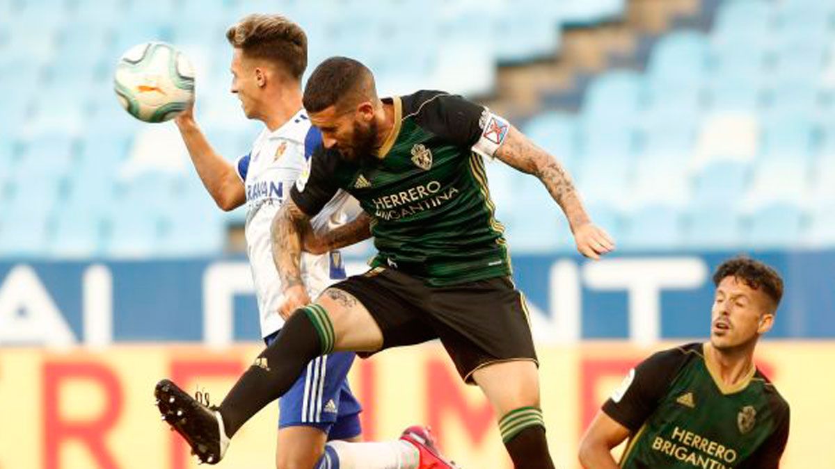 Sielva pelea por un balón en el partido de la última jornada. | LALIGA