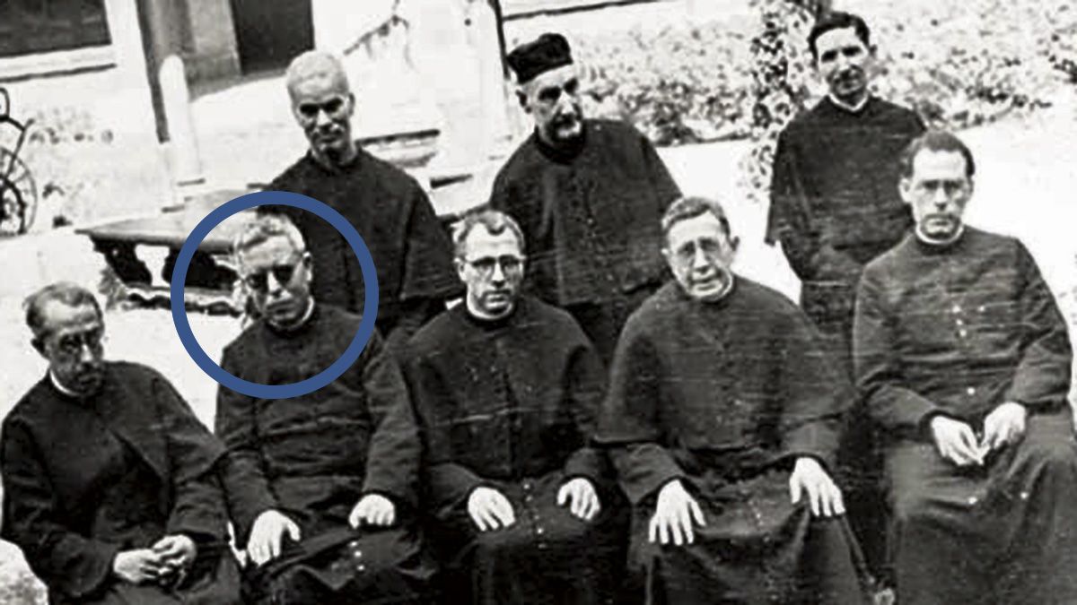 Foto de la misión claretiana en París con los 4 falsificadores, Joaquín Aller, con gafas oscuras, y a su derecha Ignacio Turrilas, Emilio Martín y Valtierra.