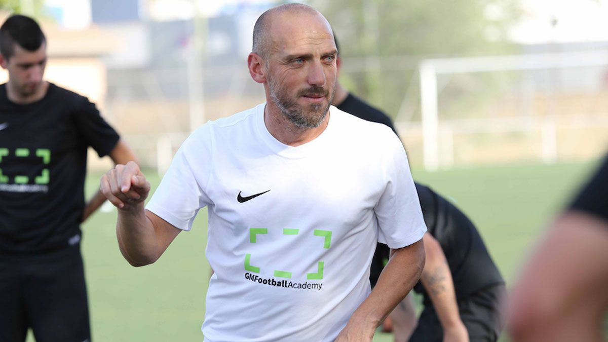 Cabello da instrucciones durante un entrenamiento. | GMFOOTBALLACADEMY