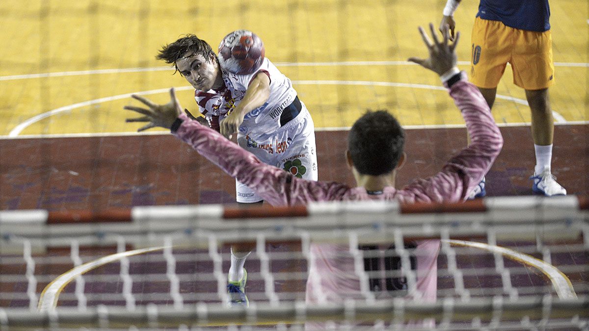 Gonzalo lanza un penalti durante el amistoso ante el Oporto. | MAURICIO PEÑA