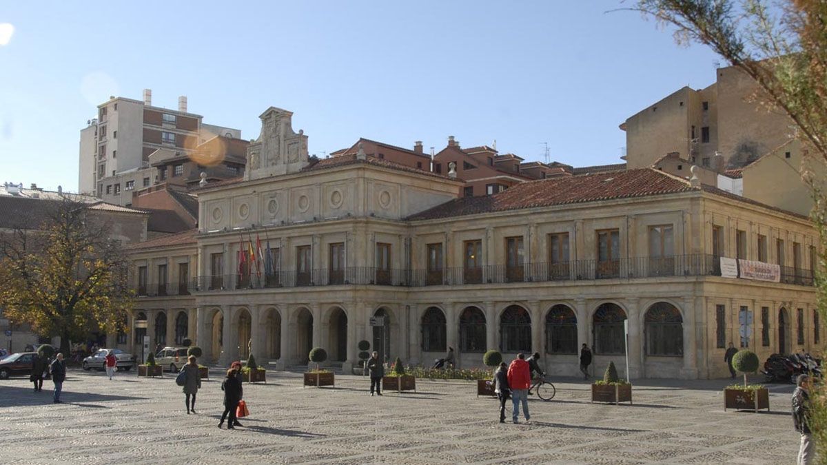 Imagen de archivo del viejo Consistorio de San Marcelo, que acoge los plenos del Ayuntamiento de León.