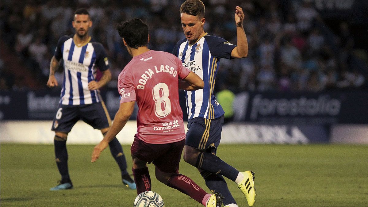 Larrea se zafa de un rival del Tenerife durante un partido de la presenta temporada. | IRINA RH