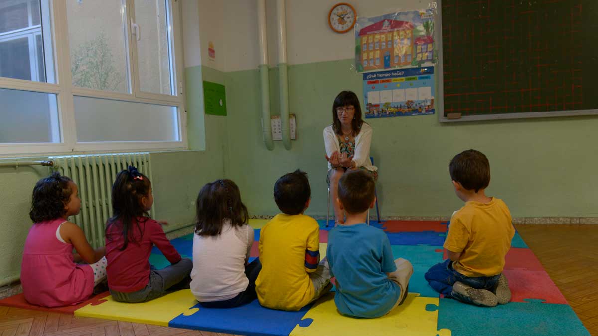 Una profesar imparte clase a niños de varias nacionalidades en un centro de la provincia. | MAURICIO PEÑA