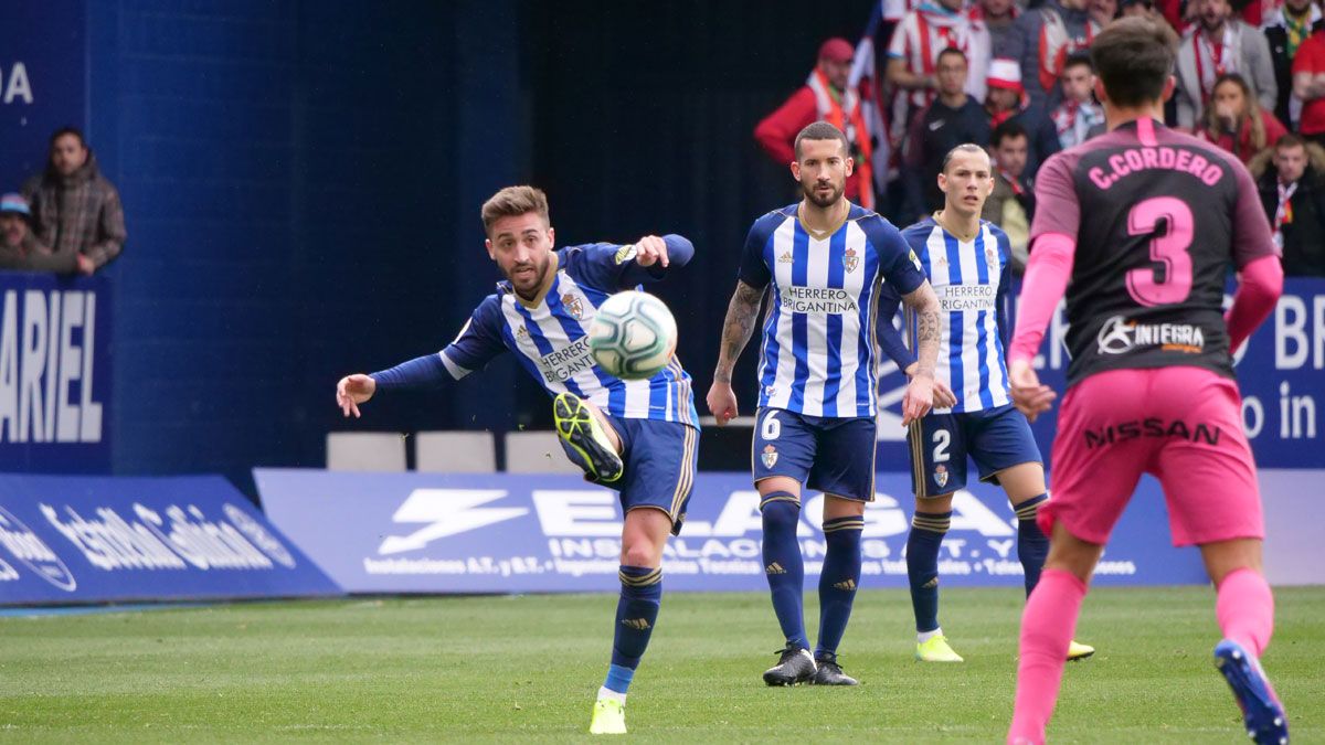 Nacho Gil pone un centro frente al Sporting. | FRANCISCO L. POZO