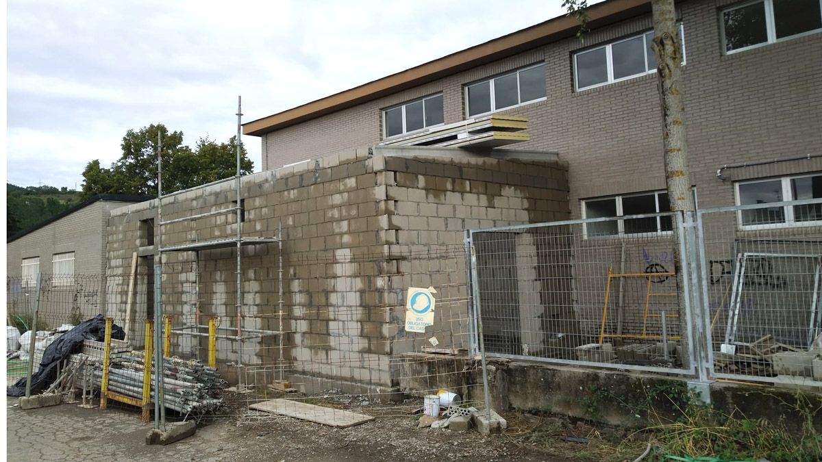 Obra del colegio de Compostilla, donde renovarán la calefacción.