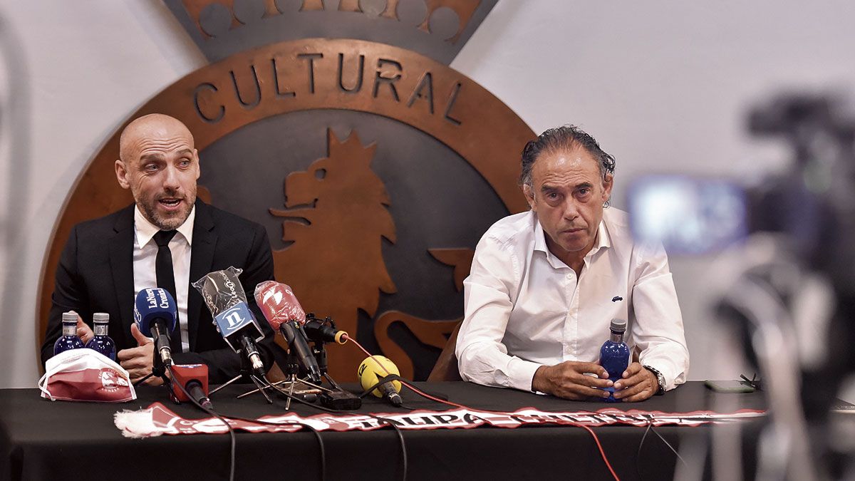 Felipe Llamazares, junto a Cabello durante su presentación como entrenador. | SAÚL ARÉN