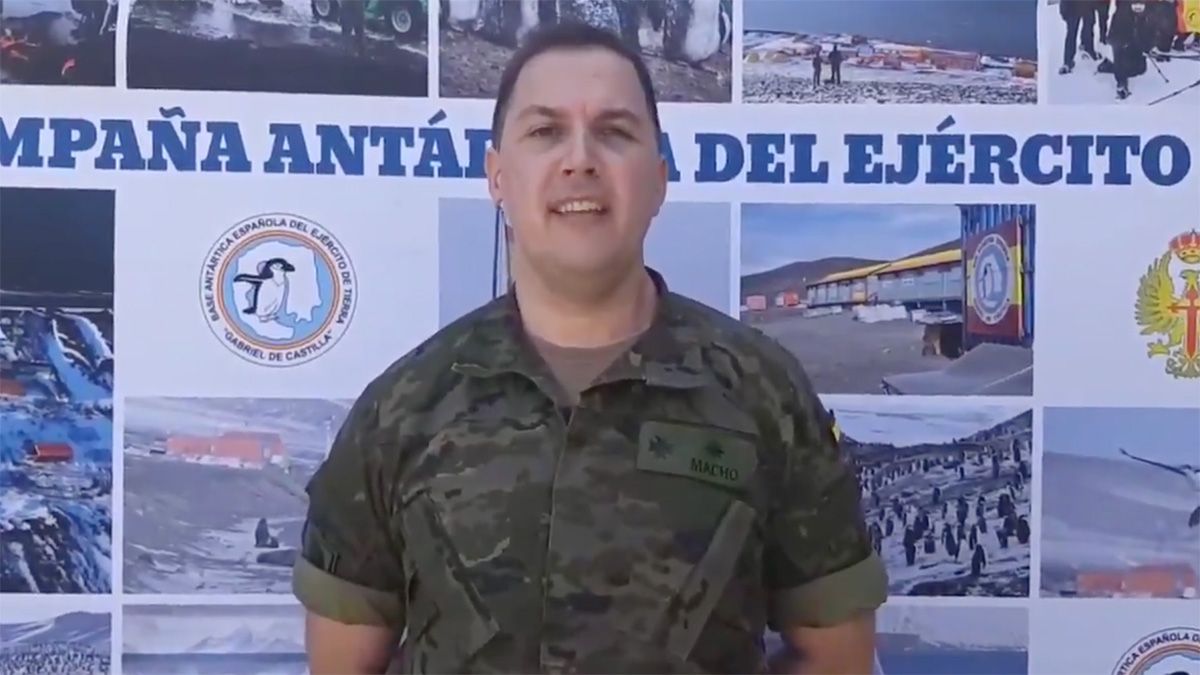 El comandante bañezano Manuel Macho durante su presentación como miembro de la Campaña Antártica. | ABAJO