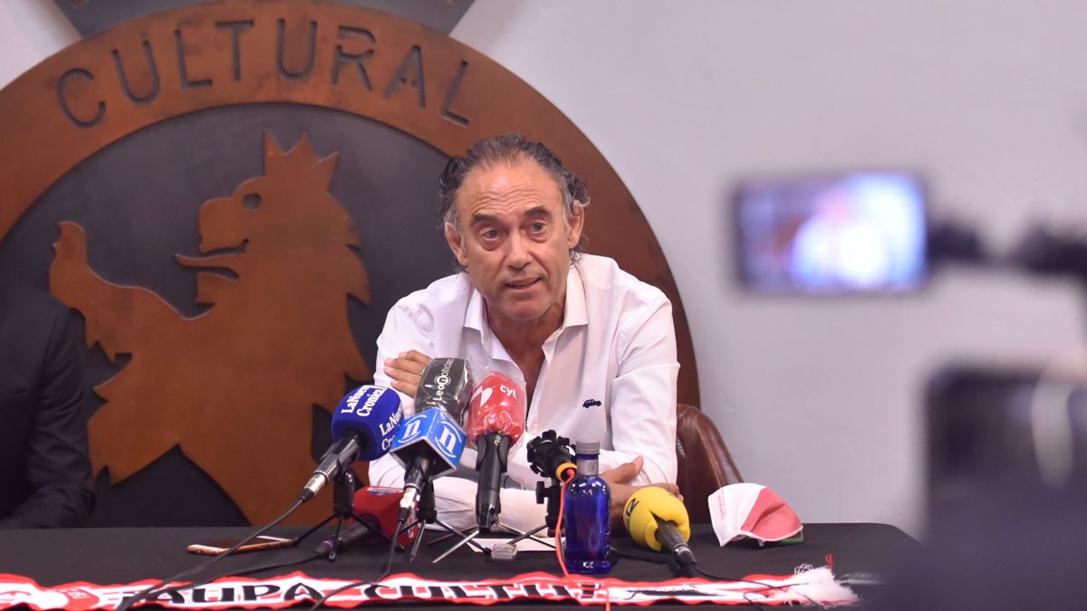 Felipe Llamazares, durante la presentación de Cabello. | SAÚL ARÉN