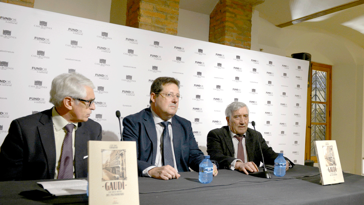 José Mª Fernández Chimeno (en el centro) durante la presentación de su novela 'Gaudí. Las siete notas del palíndromo'. | (MAURICIO PEÑA)