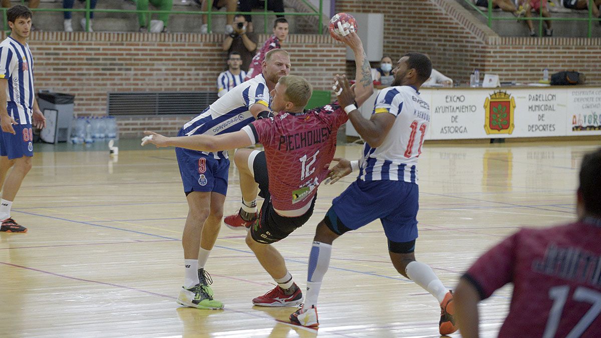 Piechowski trata de lanzar a portería durante el partido ante el Porto en Astorga. | MAURICIO PEÑA