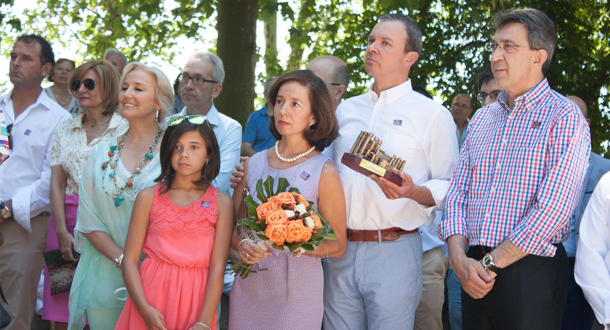 El Paisano de Honor junto a su esposa e hija y Juan Martínez Majo. | T. GIGANTO