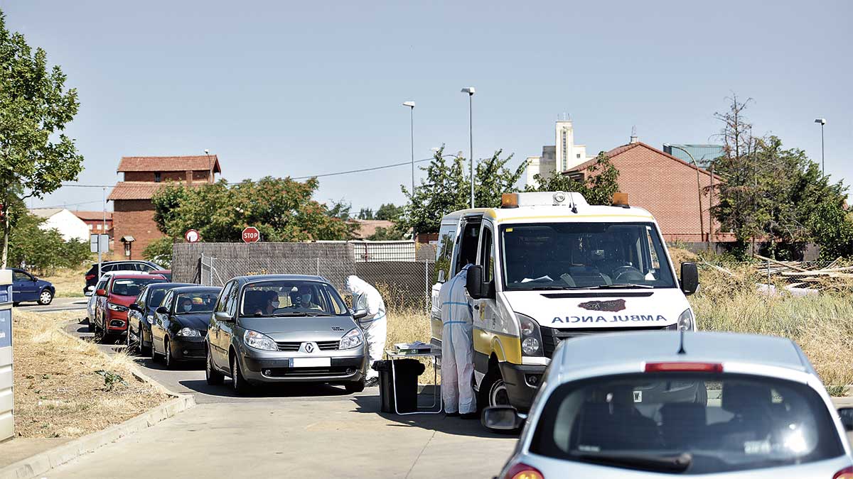 Unas 250 personas de Valencia de Don Juan se sometieron a las PCR hace unas semanas por un positivo en otro negocio de la localidad. | SAÚL ARÉN