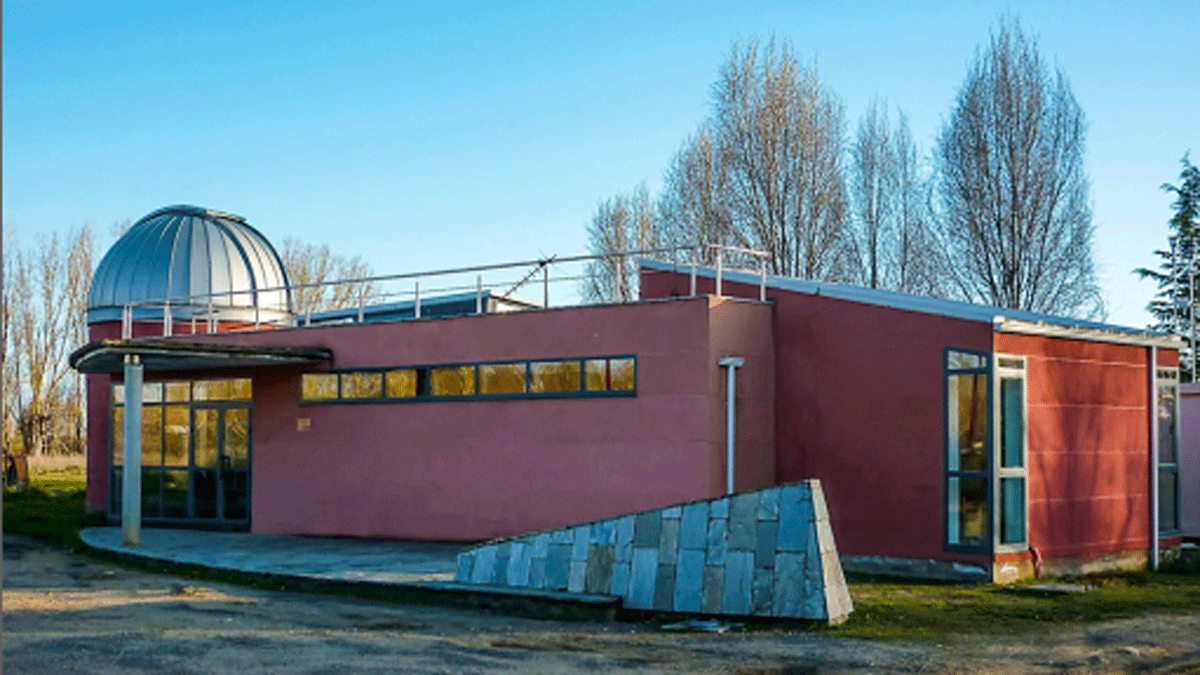 Imagen del exterior del Observatorio Astronómico Municipal Pedro Duque ubicado en el Coto Escolar.