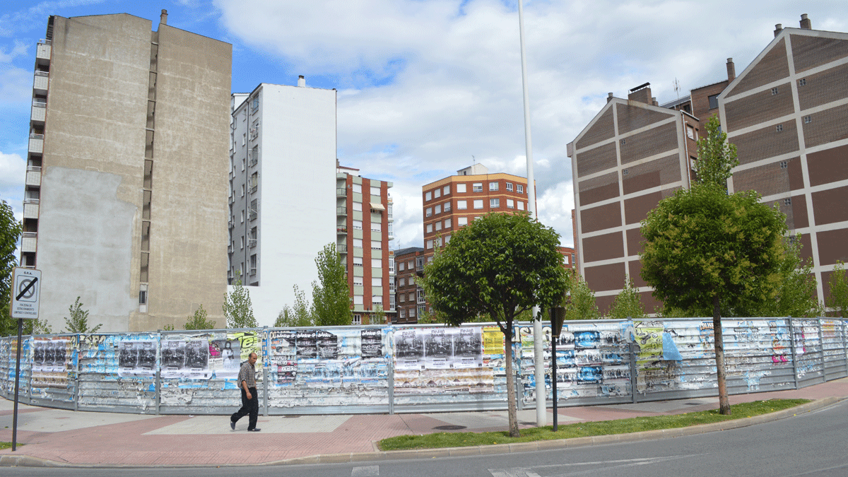 El solar del antiguo cuartel de la Guardia Civil, rodeado por una valla. | A. Cardenal