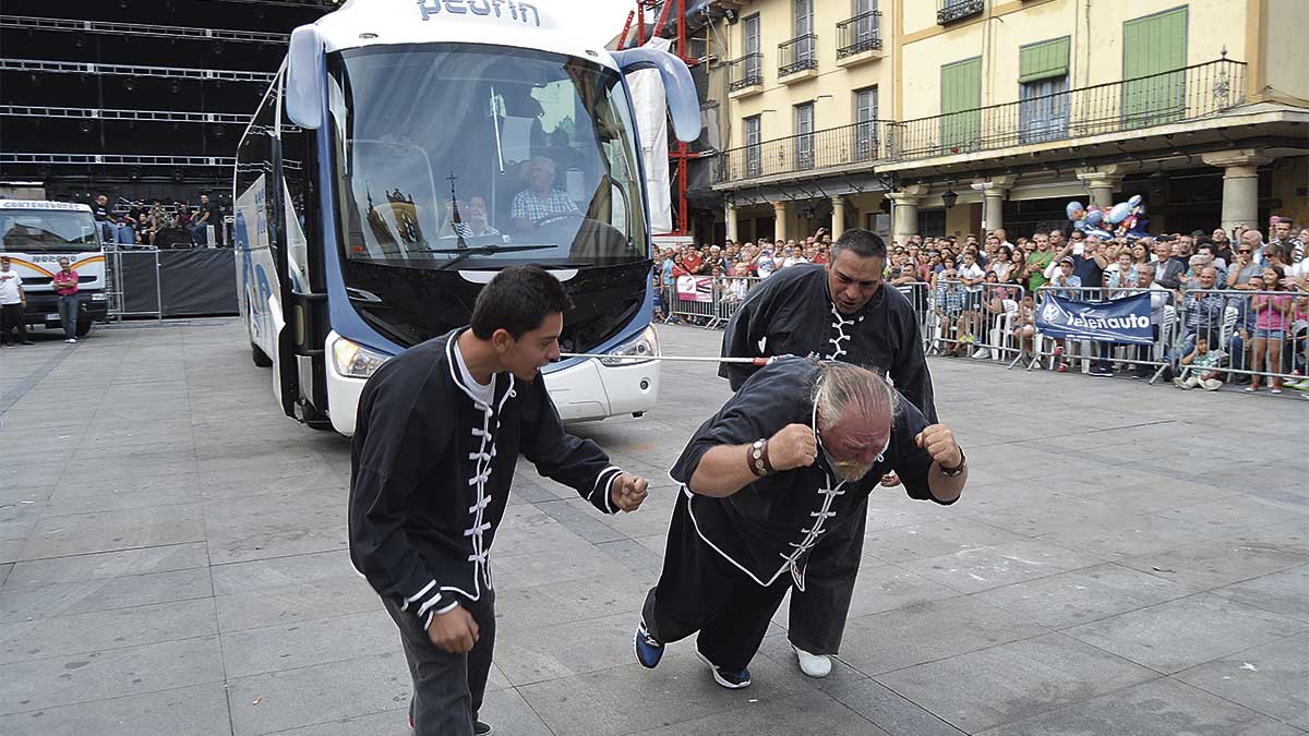 Los Jiménez, durante una exhibición en Santa Marta, en Astorga. | P.F.