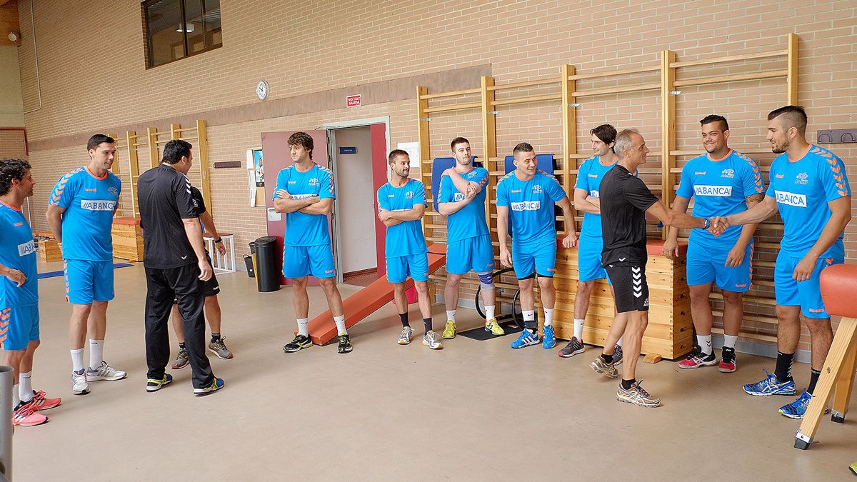 El Abanca Ademar iniciará los entrenamientos con diez caras nuevas, once contando la del entrenador Rafa Guijosa. | DANIEL MARTÍN