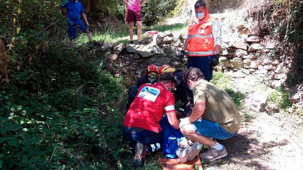 Los bomberos socorrieron al anciano que fue trasladado consciente. | BOMBEROS DE PONFERRADA