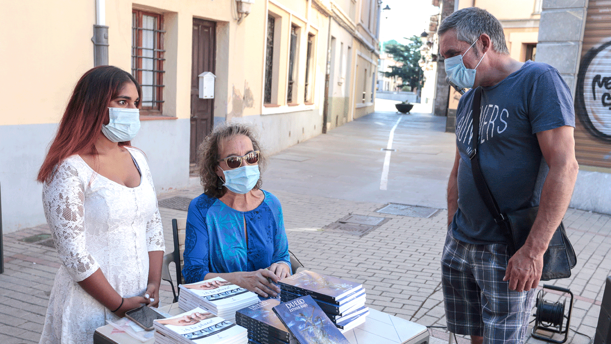 Esther Bajo firmó ejemplares de su poemario 'Duelo'. | CARLOS S. CAMPILLO (ICAL) Esther Bajo firmó ejemplares de su poemario 'Duelo'. | CARLOS S. CAMPILLO (ICAL)