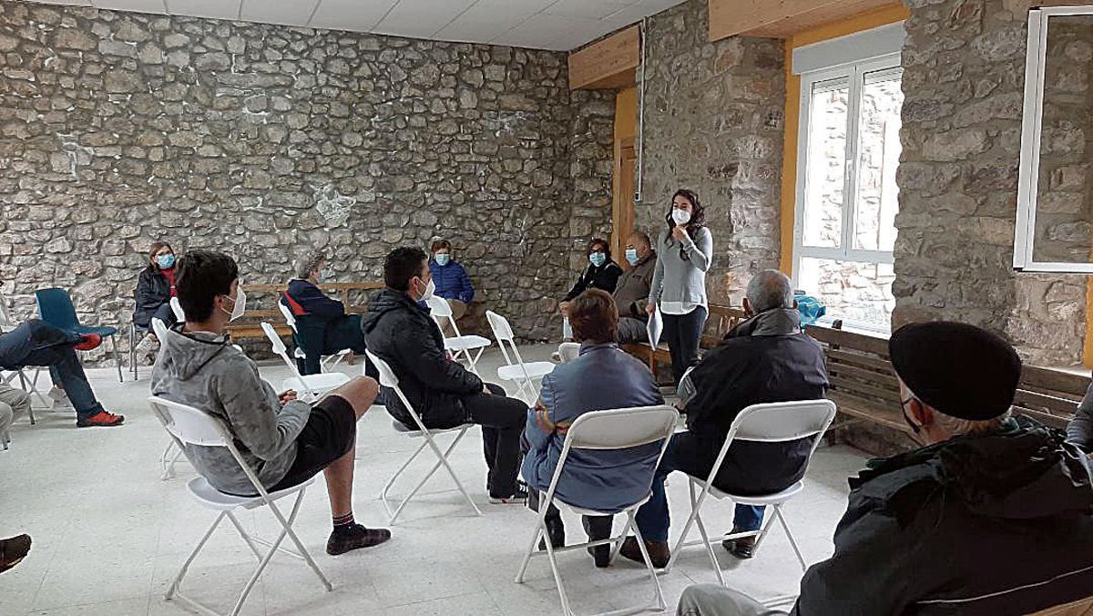 Un momento de la charla informativa este sábado en la localidad de Genicera (Cármenes). | L.N.C.