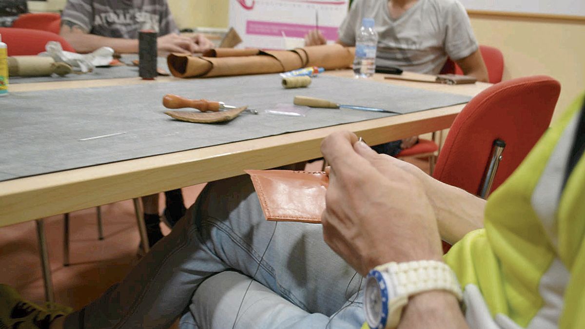 Taller de trabajo en cuero en uno de los centros de día de Aclad. | L.N.C.