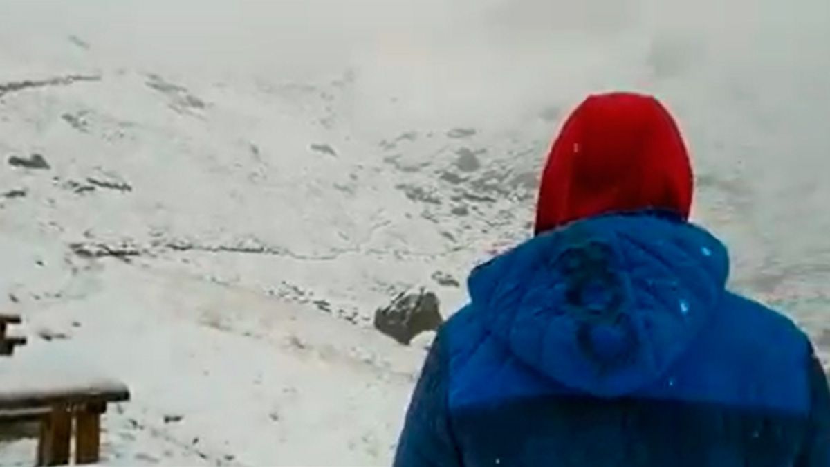 Imágenes de la nieve cayendo este domingo desde el Refugio de Collado Jermoso.