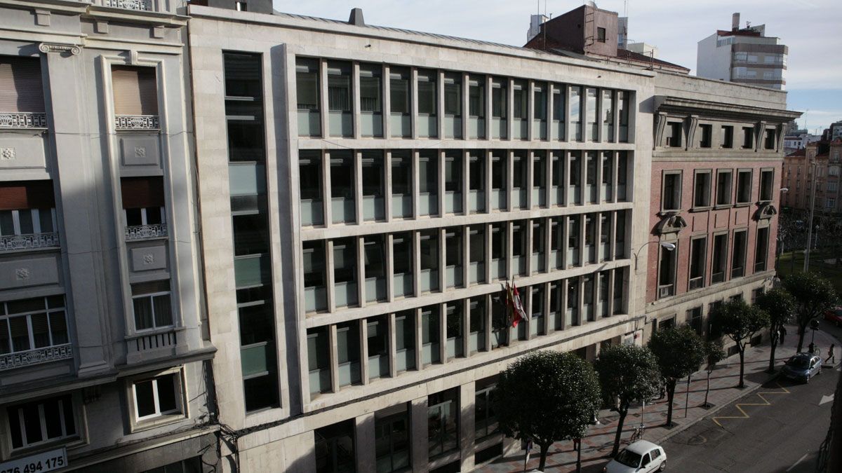Imagen de archivo de la delegación de Hacienda en León. | DANIEL MARTÍN
