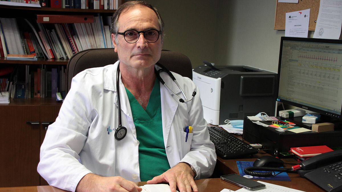 El jefe del servicio de Medicina Intensiva del Complejo Asistencial Universitario de León, Demetrio Carriedo. | SAÚL ARÉN