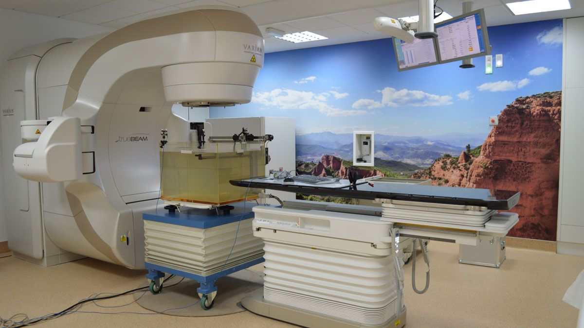 Un equipo de radioterapia instalado en el Complejo Asistencial Universitario de León, que da servicio tanto al Área de Salud de León como al Bierzo.