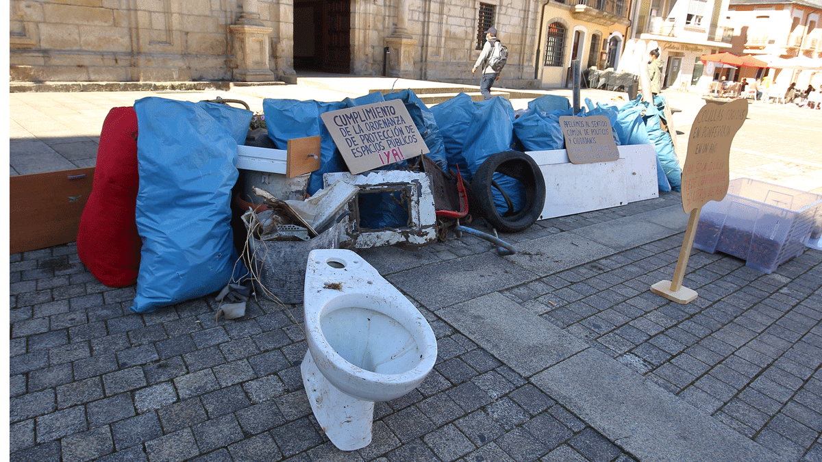 La basura, a las puertas del Ayuntamiento este lunes. | Ical