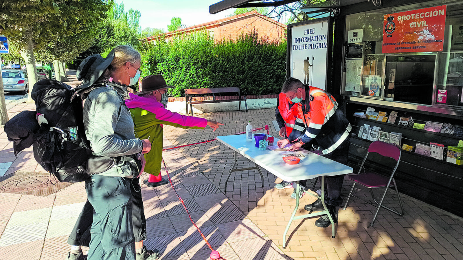 Dos peregrinas en el punto de información de Puente Castro. | L.N.C.