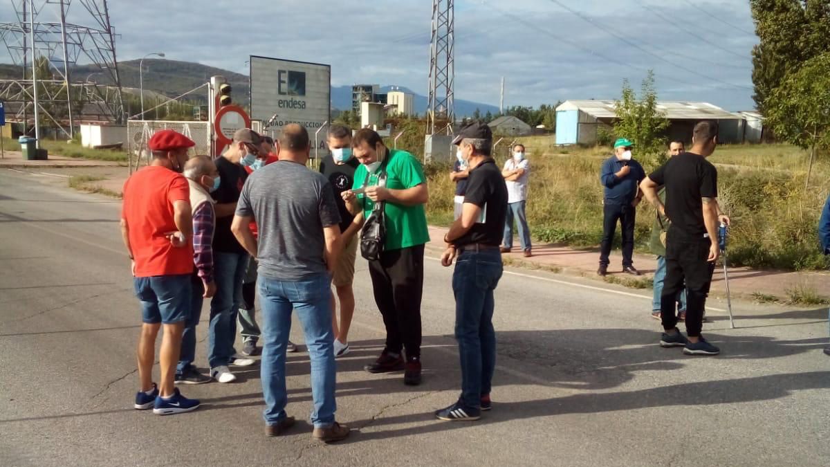 Trabajadores reunidos a modo de protesta a las puertas de Compostilla.