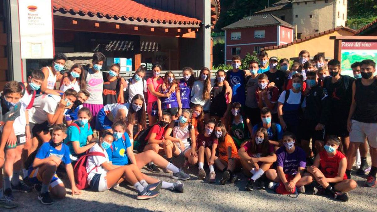 Foto de familia de varios de los participantes en el Campus del equipo leonés. | L.N.C.